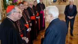 Il presidente Sergio Mattarella con il cardinale Parolin, segretario di Stato, e i cardinali italiani di nuova nomina