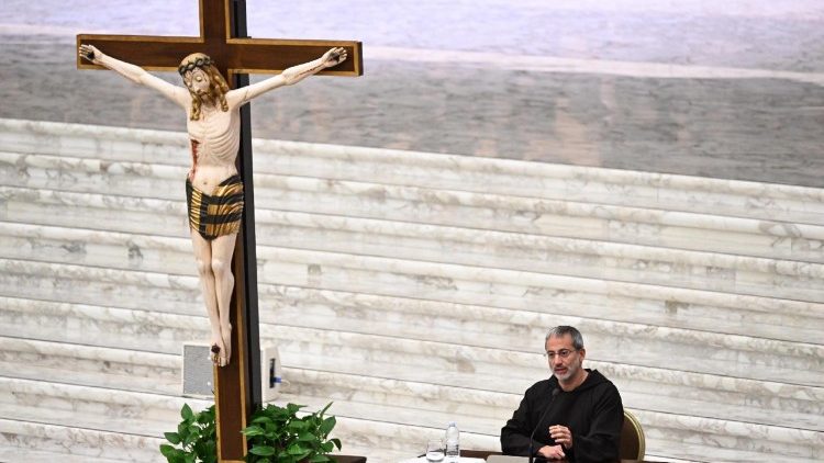 Preotul capucin Roberto Pasolini ținând prima Predică din Postul Mare 2025 (Aula Paul al VI-lea, vineri, 21 martie 2025)