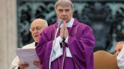 திருப்பலியின்போது இத்தாலியின் நேபிள்ஸ் நகர் பேராயர் Domenico Battaglia 