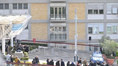 Pàpa asengelaki kobenisa etùlùkù ya bato o mokolo mwa lomingo na ngonga ya nzàngà.