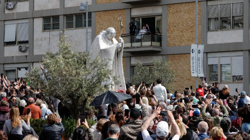 ++ Il Papa si affaccia dal Gemelli ++