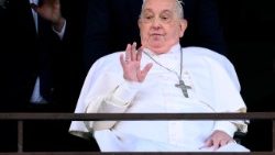 Папа вітае вернікаў з балкона "Джэмэлі"