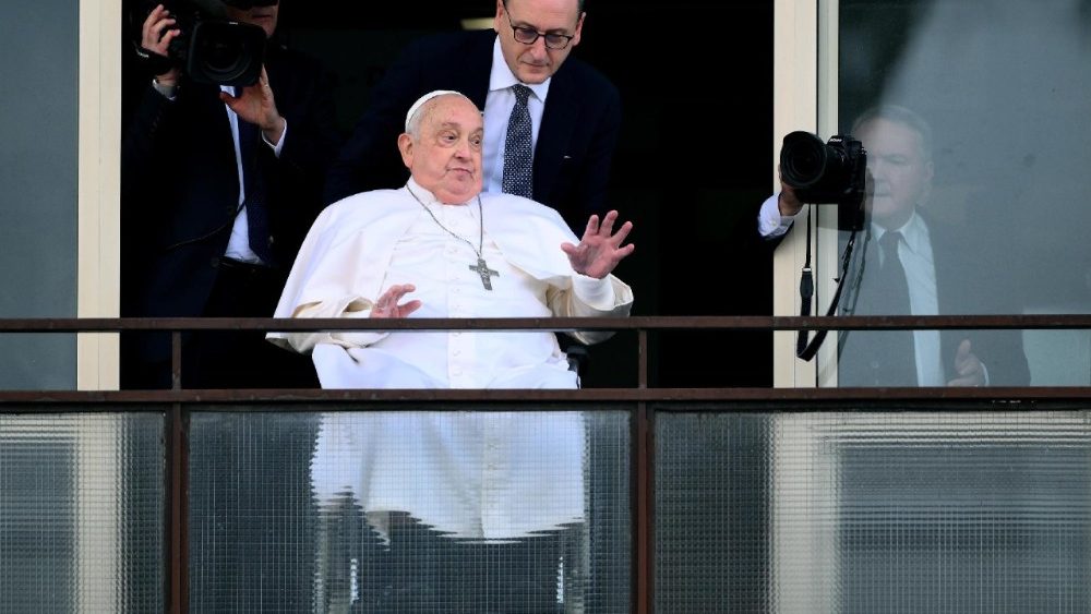 Il Papa si affaccia dal Gemelli