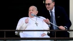 ഫ്രാൻസിസ് പാപ്പാ എല്ലാവരെയും അഭിവാദ്യം ചെയ്യുന്നു 