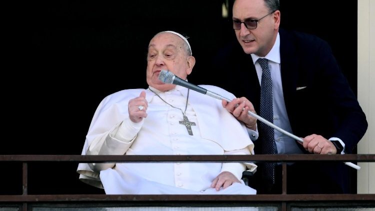 退院前に人々に挨拶する教皇フランシスコ　2025年3月23日　ローマ、ジェメッリ総合病院