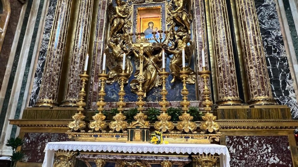 Il Papa, fiori a S.Maria Maggiore lasciati a card.Mackrickas