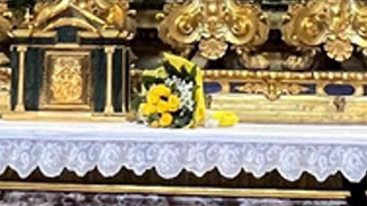 संत मरिया मेजर महागिरजाघर में मरिया सालुस पोपुली रोमानी के आइकन के सामने रखे जाने के लिए कार्डिनल मकरिकस को दिए गए फूल