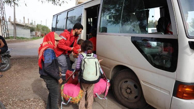 புலம்பெயர்ந்து செல்லும் சிரியா மக்கள் 