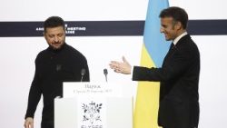 Il presidente francese Macron ieri all'Eliseo con l'omologo ucraino Zelensky