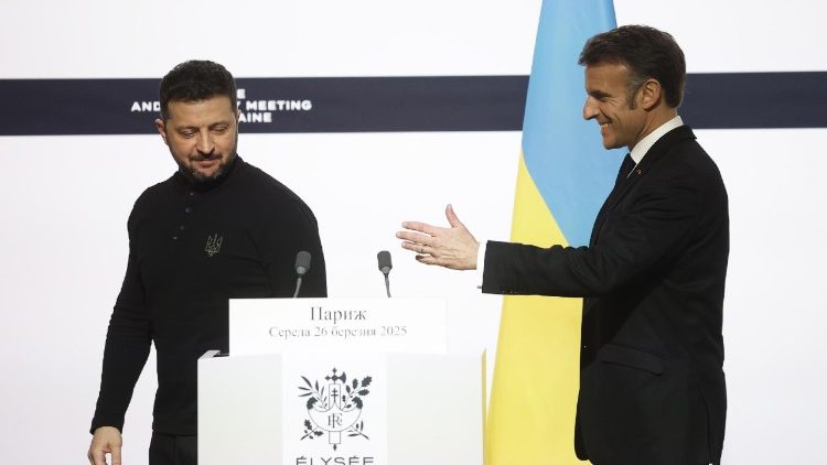 Il presidente francese Macron ieri all'Eliseo con l'omologo ucraino Zelensky