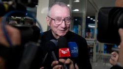 Кардынал Паралін падчас размовы з журналістамі ў кулуарах мерапрыемства "Кафедра гасціннасці" ў Сакрафана 