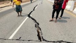 地震による亀裂が入った道路　3月28日　ミャンマー、ヤンゴン・ネピドー間高速道路