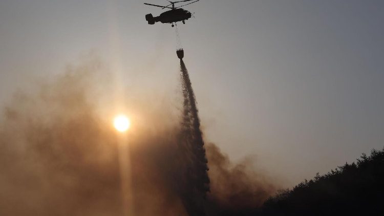 ദക്ഷിണ കൊറിയയിൽ പടരുന്ന കാട്ടുതീ ഹെലിക്കോപ്റ്റർ വഴി വെള്ളം ഒഴിച്ച അണയ്ക്കാനുള്ള ശ്രമം
