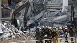 Mentőakció Bangkokban, ahol szintén éreztette hatását a földrengés komoly károkat okozva