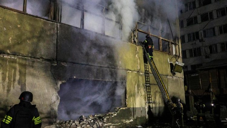 खार्किव में रात को हुए ड्रोन हमले में कम से कम एक की मौत और आठ लोग घायल हुए