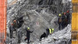 Socorristas continúan buscando supervivientes