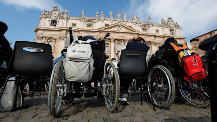 Bolniki, navzoči na Trgu sv. Petra med sveto mašo Jubileja bolnikov in sveta zdravstva.