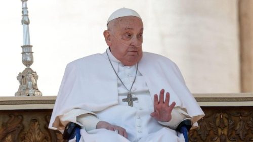 Papst Franziskus macht Blitzbesuch am Petersplatz