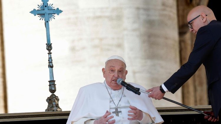 Sunnuntaina 6.4. paavi Franciscus teki yllätysesiintymisen Pietarin kirkon aukiolle kokoontuneiden ihmisten luo