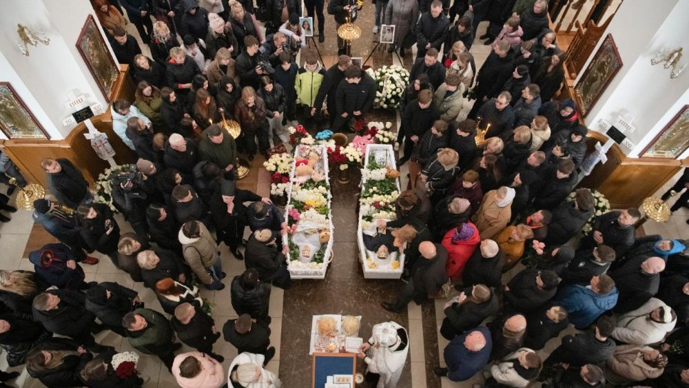 Ucranianos comparecem à cerimônia de despedida de Danylo Nikytskyi e Alina Kutsenko, de 15 anos, mortos por um foguete russo, em uma igreja em Kryvyi Rih, Ucrânia, em 7 de abril de 2025. Kryvyi Rih celebra Dias de Luto de 7 a 9 de abril pelas vítimas do ataque russo de 4 de abril, que resultou em pelo menos 20 mortes, incluindo nove crianças, e mais de 75 feridos após o ataque de um míssil balístico russo Iskander-M perto de um playground. EPA/MAXYM MARUSENKO