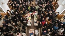 ഉക്രൈയിനിൽ റഷ്യൻ ആക്രമണത്തിൽ കൊല്ലപ്പെട്ട കുട്ടികളുടെ സംസ്കാരകർമ്മത്തിൻറെ ഒരു ദൃശ്യം