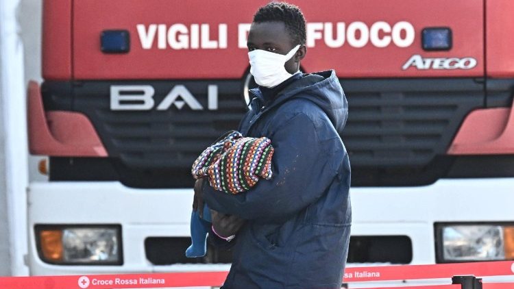 Migranti: soccorsi da Humanity 1 sbarcano a Genova