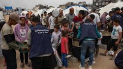 आंतरिक रूप से विस्थापित फिलिस्तीनियों को उत्तरी गाजा के जबालिया शिविर में भोजन मिल रहा है