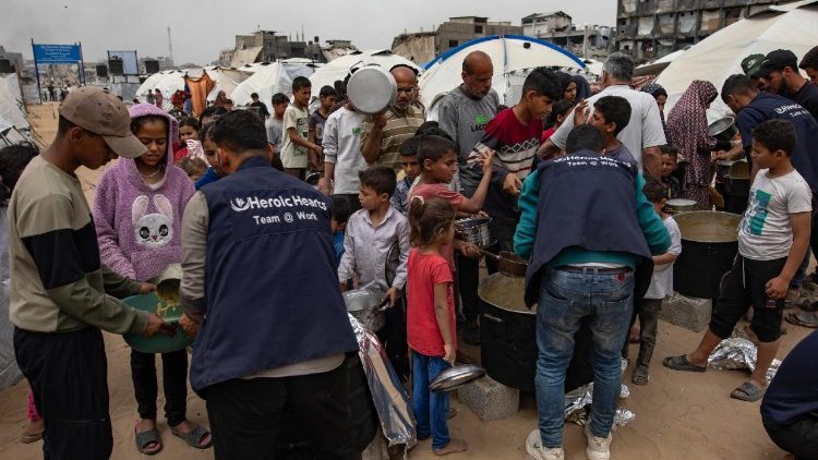 आंतरिक रूप से विस्थापित फिलिस्तीनियों को उत्तरी गाजा के जबालिया शिविर में भोजन मिल रहा है