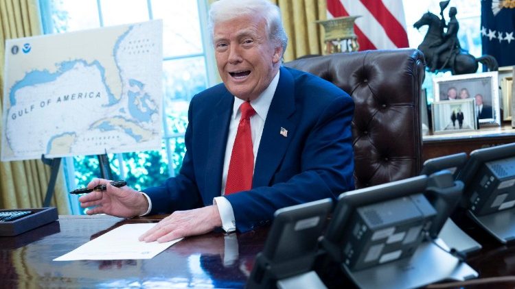 Donald Trump en el Despacho Oval de la Casa Blanca mientras firma una orden ejecutiva sobre comercio exterior