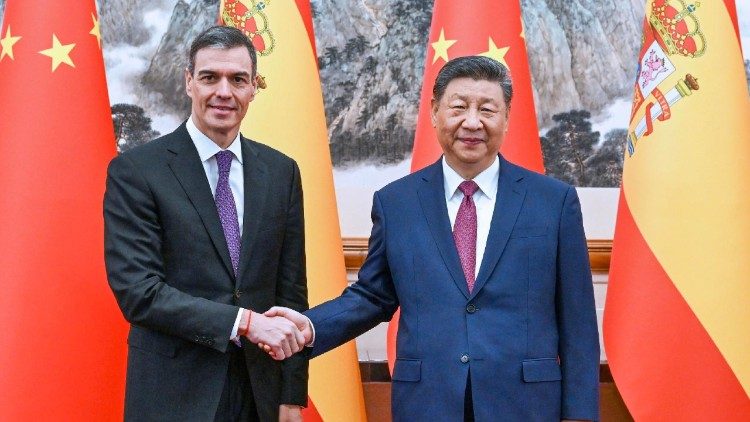 Il premier spagnolo Sánchez ha incontrato il presidente cinese Xi a Pechino. Gli Usa lo hanno criticato per la missione