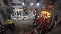 Virágvasárnapi körmenet Jeruzsálemben a Szent Sír körül  