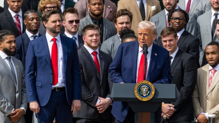 Hier zur Linken von US-Präsident Trump: James David „JD“ Vance 