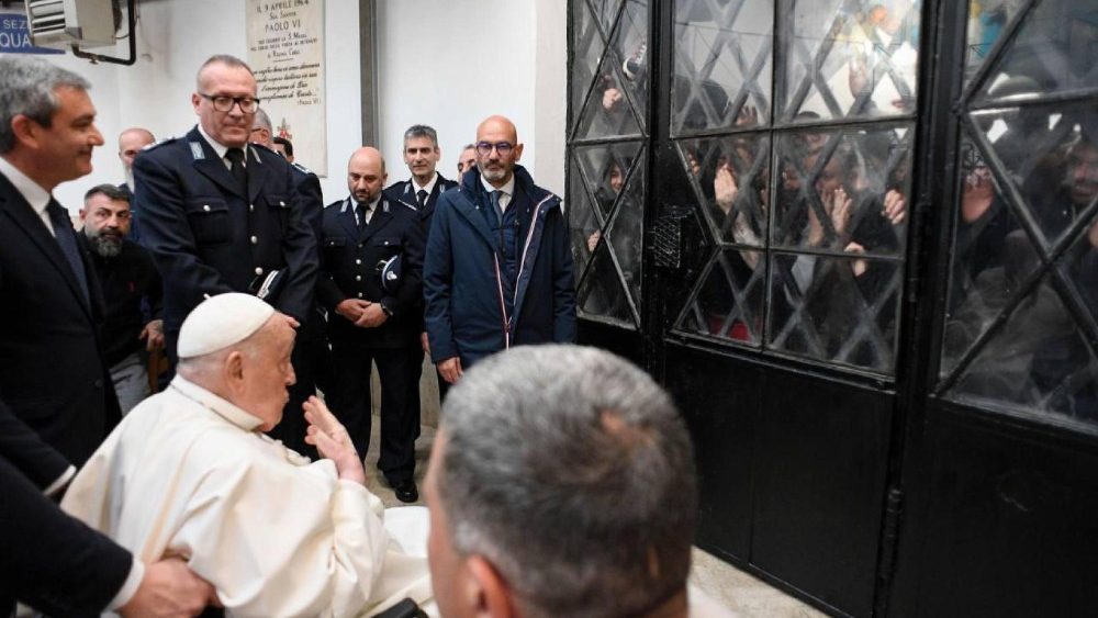 Il Papa, 'non posso fare lavanda piedi ma vi sono vicino'