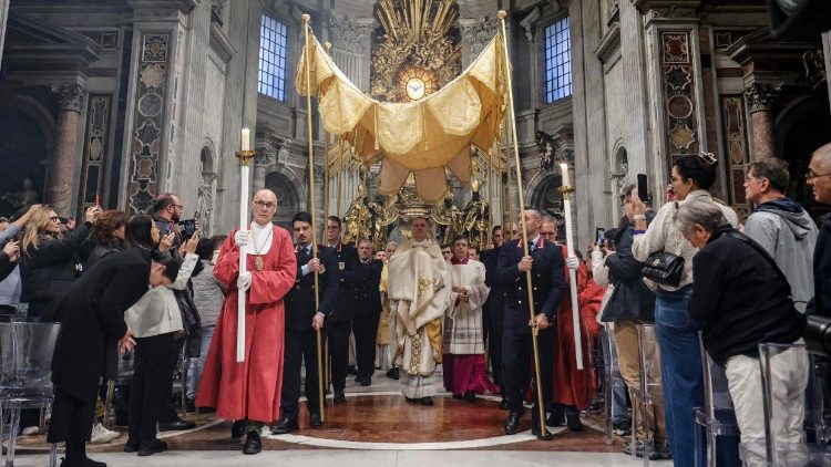 Alhamisi Kuu: Ekaristi Takatifu, Daraja na Huduma