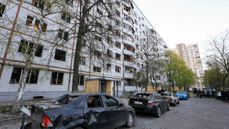 Veículos danificados no local de um ataque com foguete em uma área residencial em Kharkiv, Ucrânia, 18 de abril de 2025, em meio à invasão russa em andamento. Pelo menos uma pessoa morreu e mais de 80 ficaram feridas, incluindo seis crianças, de acordo com o Serviço de Emergência do Estado. EPA/SERGEY KOZLOV