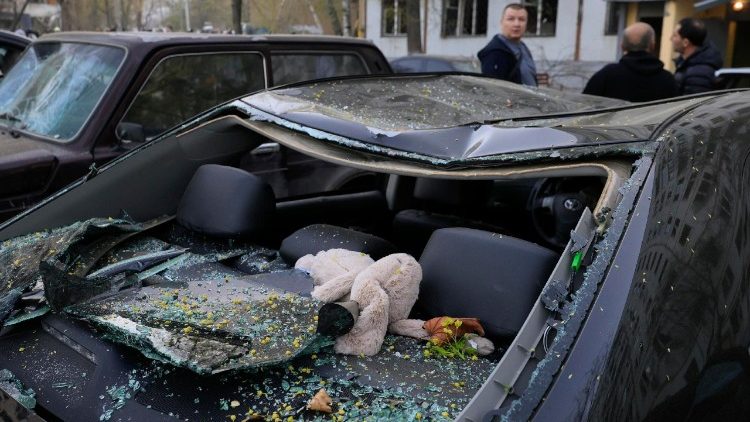 Veículos danificados no local de um ataque com foguete em uma área residencial em Kharkiv, Ucrânia, 18 de abril de 2025, em meio à invasão russa em andamento. Pelo menos uma pessoa morreu e mais de 80 ficaram feridas, incluindo seis crianças, de acordo com o Serviço de Emergência do Estado. EPA/SERGEY KOZLOV