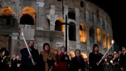 Al via al Colosseo la Via Crucis, con i testi del Papa
