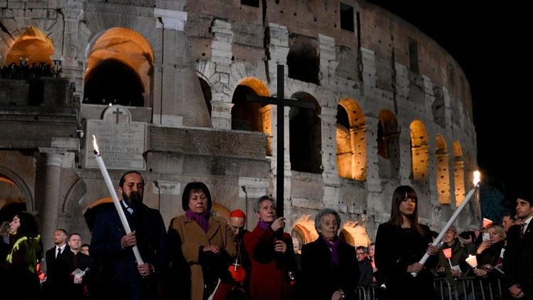 Al via al Colosseo la Via Crucis, con i testi del Papa
