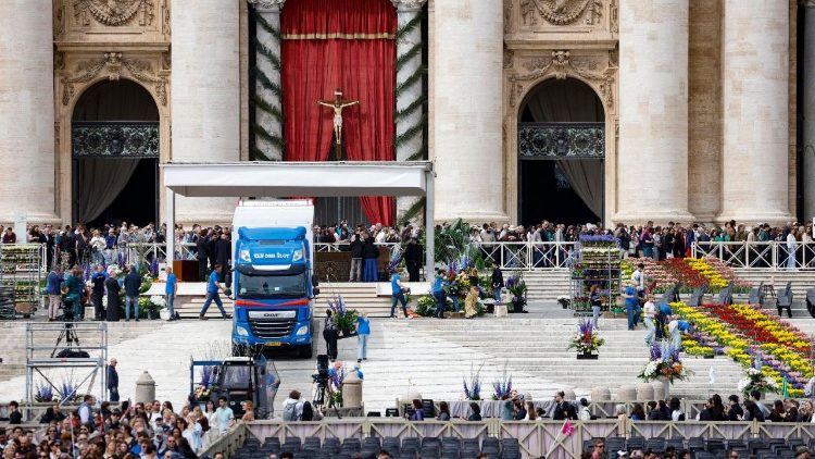 संत पेत्रुस महागिरजाघऱ के प्रांगण में पास्का समारोह की तैयारी करते हुए