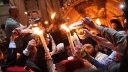 Entzündung des Osterfeuers durch orthodoxe Christen in der Grabeskirche in Jerusalem