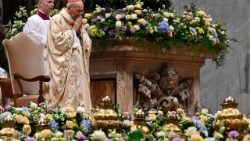 திருப்பலியின்போது கர்தினால் பத்திஸ்தா ரே.