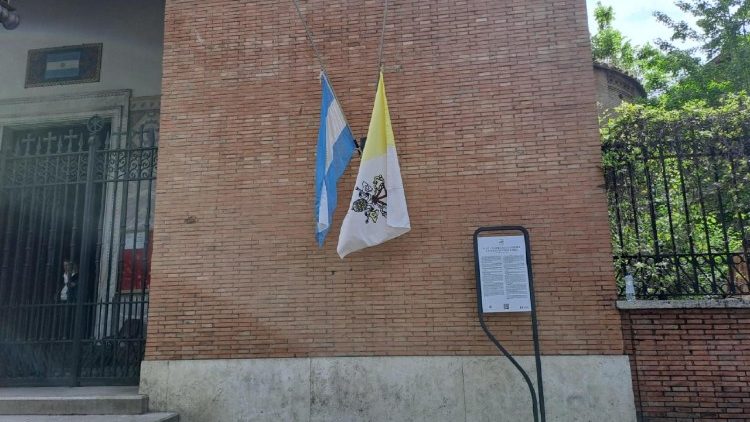 Félárbócra engedett zászló a Szent Márta-házban, a gyász jeléül