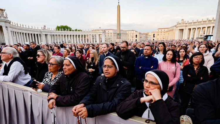 I fedeli a piazza San Pietro 'con noi fino alla fine'