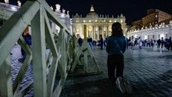 バチカンの広場の信者たち　2025年4月21日　