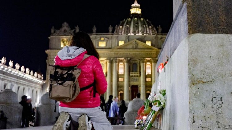 Verniki na Trgu sv. Petra molijo za papeža Frančiška