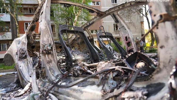 Uma foto divulgada pela Administração Militar Regional de Zaporizhzhia mostra um carro queimado no local de um edifício residencial alto danificado após um ataque com míssil russo em Zaporizhzhia, sudeste da Ucrânia, em 22 de abril de 2025, em meio à invasão russa. De acordo com o Serviço Estatal de Emergência da Ucrânia (SES), pelo menos uma mulher morreu e outras 23 ficaram feridas, incluindo quatro crianças, após bombardeios russos em Zaporizhzhia. EPA/ADMINISTRAÇÃO MILITAR REGIONAL DE ZAPORIZHZHIA. EPA/ZAPORIZHZHIA REGIONAL MILITARY ADMINISTRATION 