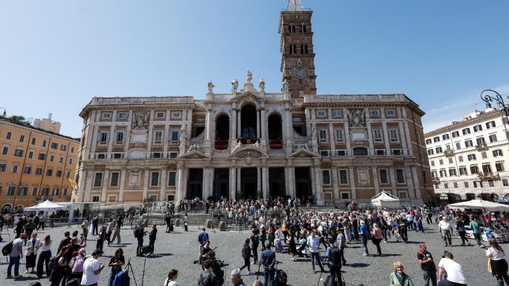 Dopo funerali la bara del Papa a Santa Maria Maggiore