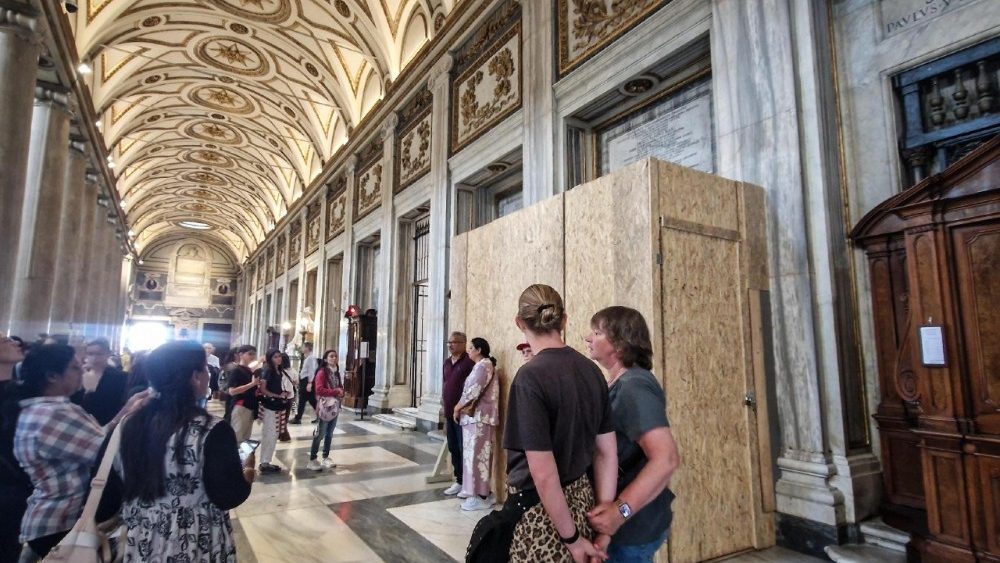 Dopo funerali la bara del Papa a Santa Maria Maggiore