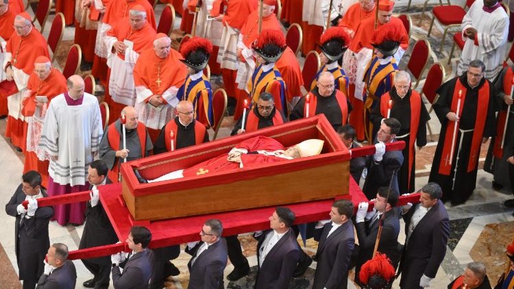 Hayati Baba Mtakatifu Francisko ni kiongozi aliyejisadaka bila ya kujibakiza kwa ajili ya huduma kwa Kristo Yesu na Kanisa lake. 