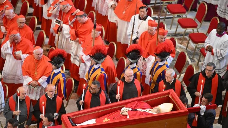 Makardinali wakitoa heshima ya mwisho kwa Hayati Papa Francisko